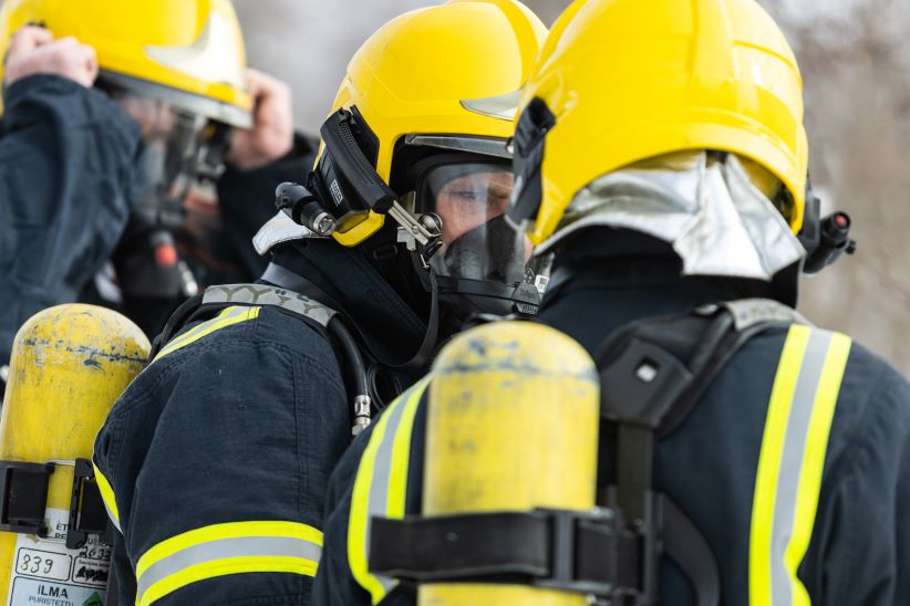 Kaksi pelastajaa sammutusasut päällä.