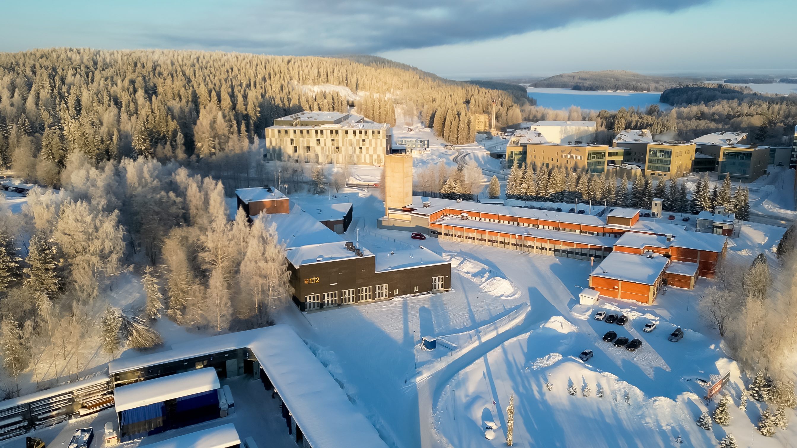 Pohjois-Savon pelastuslaitoksen Neulamäen uusi pelastusasema, jonka vieressä vanha pelastusasema.