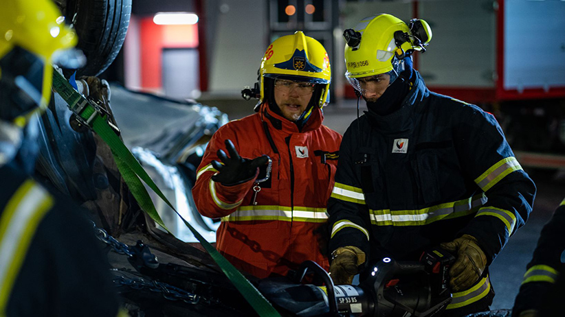 Kuvituskuva: kuvassa kaksi pelastajaa.