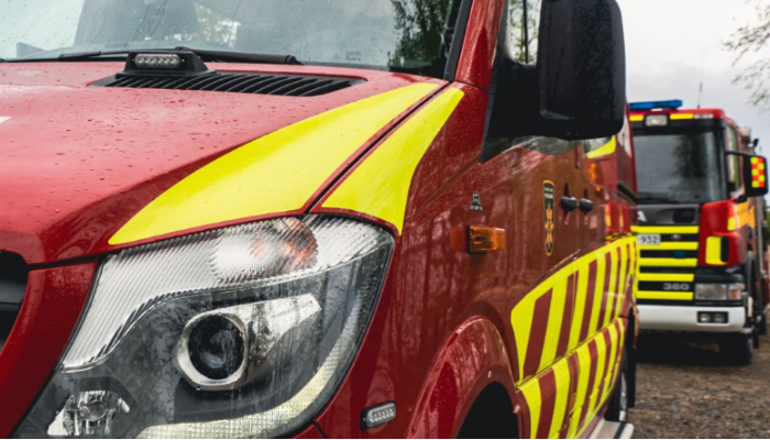 Pelastuslaitoksen johtoauto, jonka takana sammutusauto.