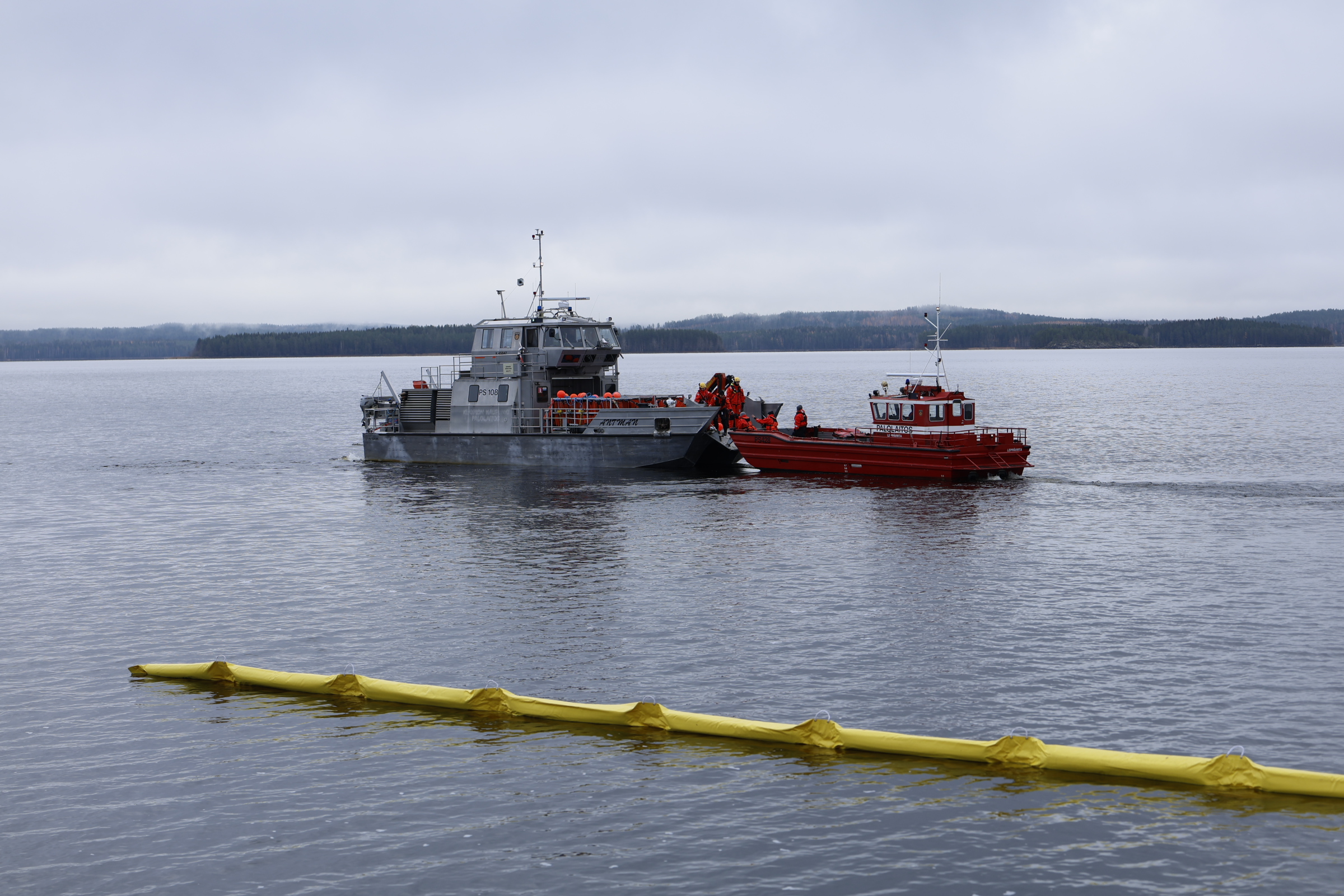 Kaksi pelastuslaitoksen vesialusta vesillä.