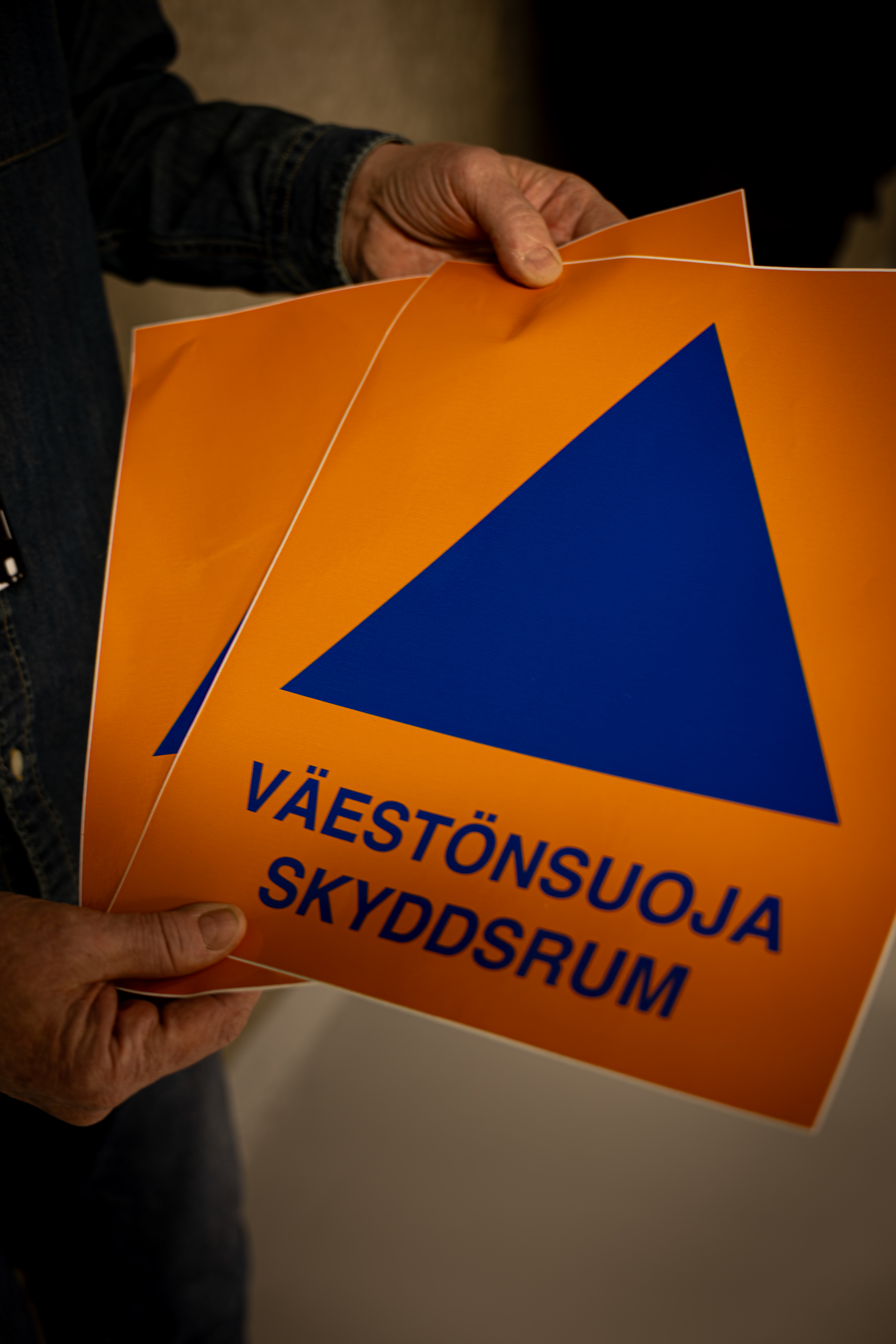 Mies pitelee käsissään väestösuojatarroja