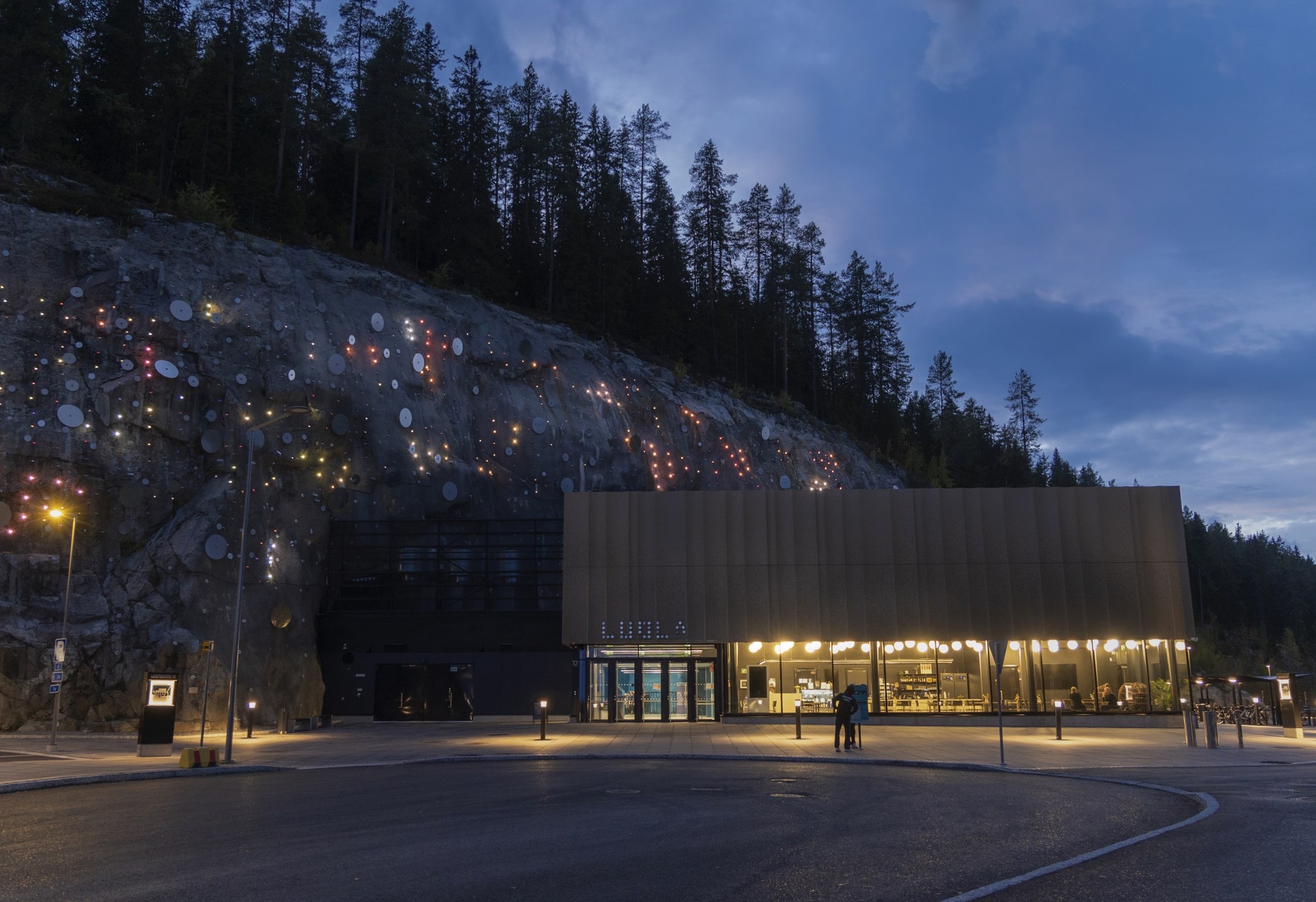 Kallio, jonka vieressä rakennus.