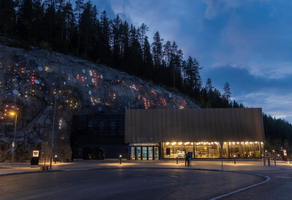 Kallio, jonka vieressä rakennus.