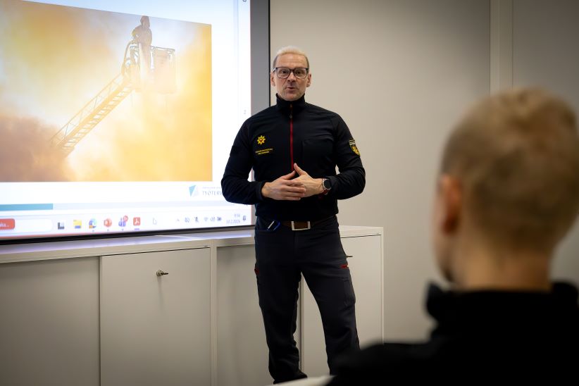 Pelastaja luennoi yleisölle.