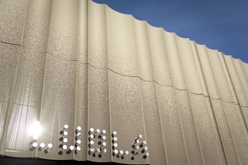 Kuvassa väestönsuojan etuosa kuvattuna ulkoa. Seinässä lukee Luola.