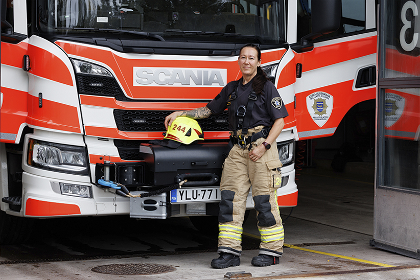 Sari Rautiala paloauton edessä.