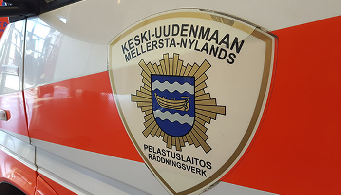 Pelastuslaitoksen logo paloauton kyljessä.