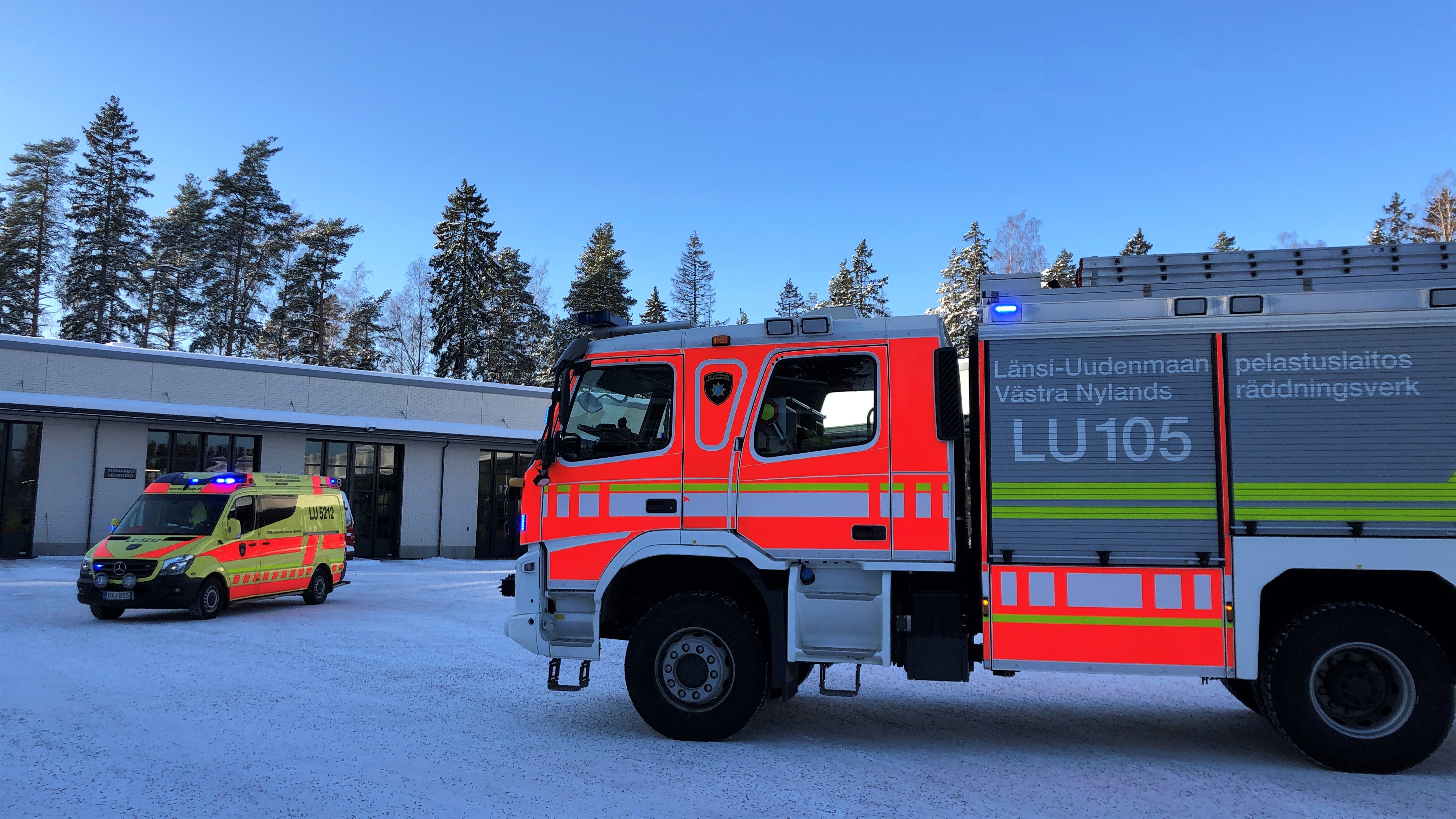  Västra Nylands räddningsverk ambulans och brandbil. 