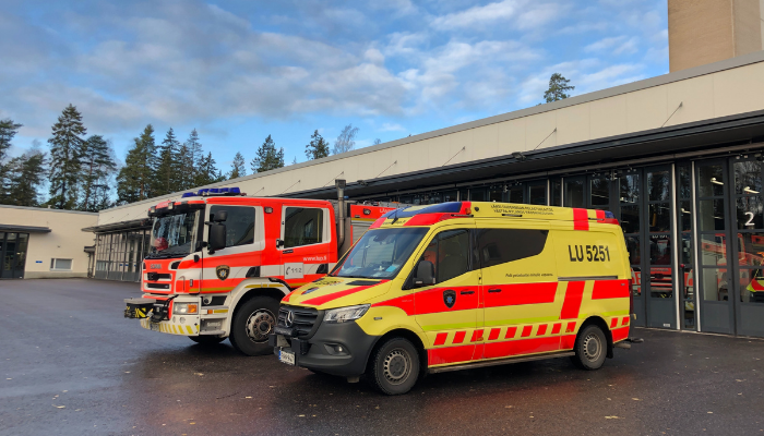  Länsi-Uudenmaan pelastuslaitoksen ambulanssi ja paloauto. 