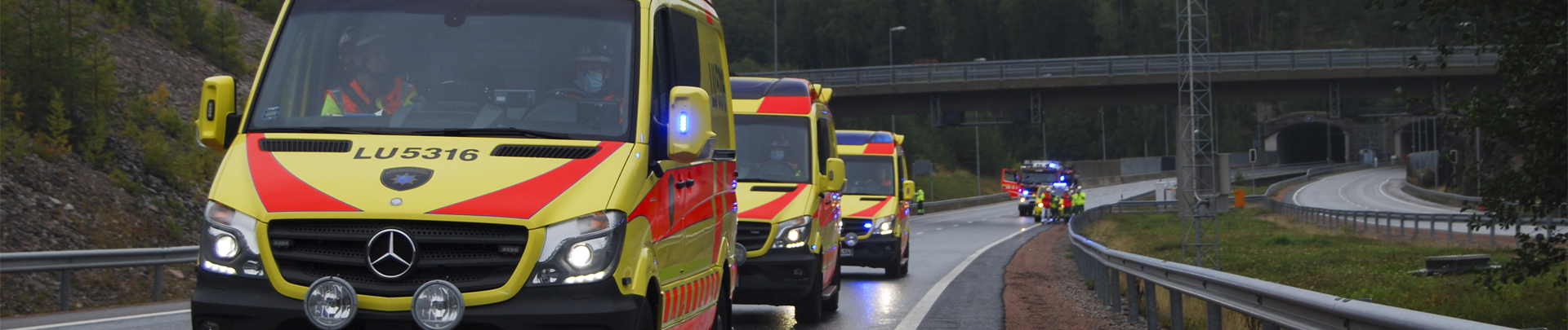 Ambulanser efter varandra på en väg.
