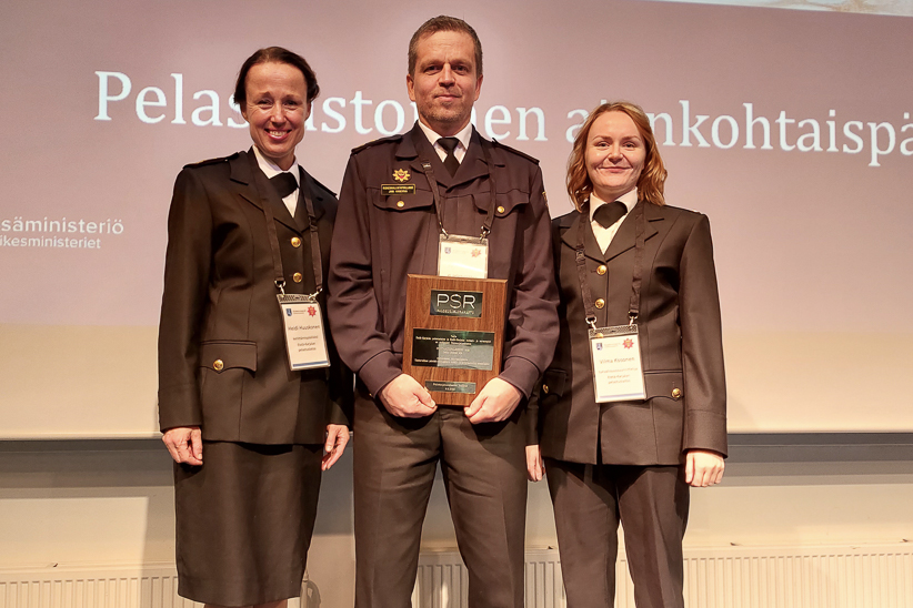 Kuvassa Heidi Huuskonen, Jani Kanerva ja Vilma Kosonen ja innovaatiopalkinto