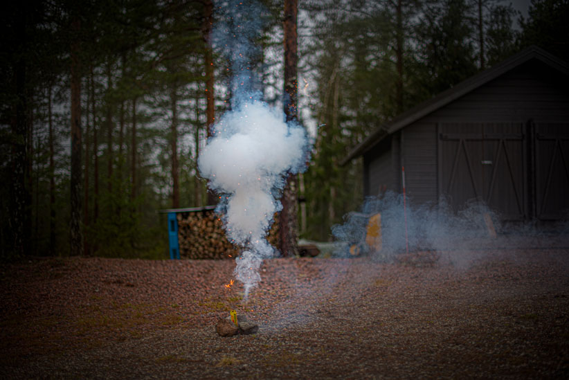 En fyrverkeriraketer exploderar på landsbygden.
