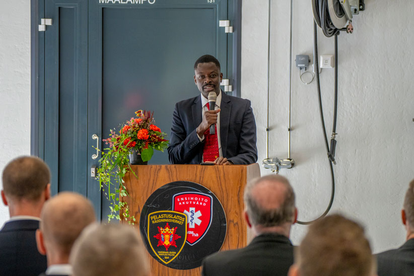 Pelastus- ja ensihoitopalvelulautakunnan puheenjohtaja Paco Diop pitämässä puhetta. Kuva: Kristian Eloluoto.