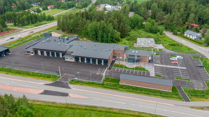 Ilmakuva Kaarinan Krossin pelastus- ja ensihoitoasemasta, jossa näkyy myös piha-alue.