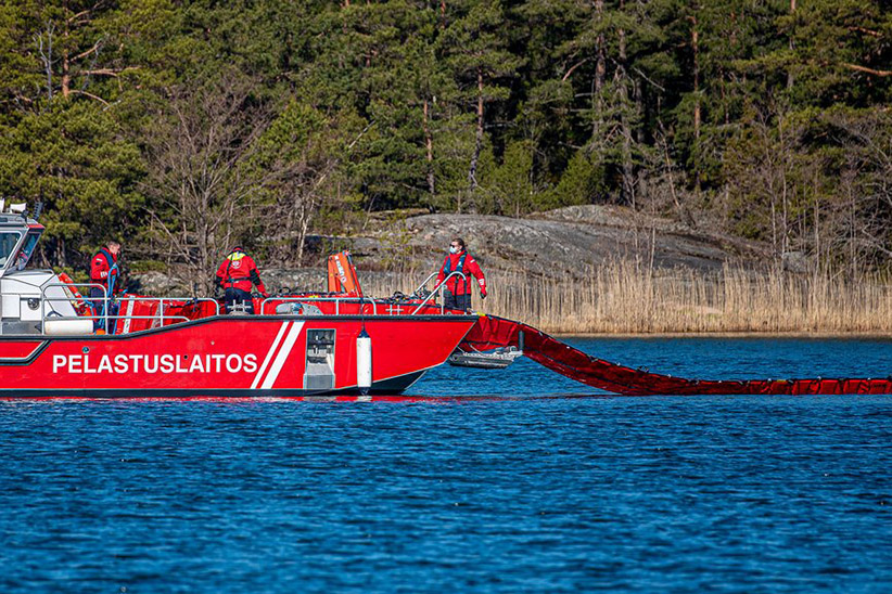 Pelastuslaitoksen palovene merellä.
