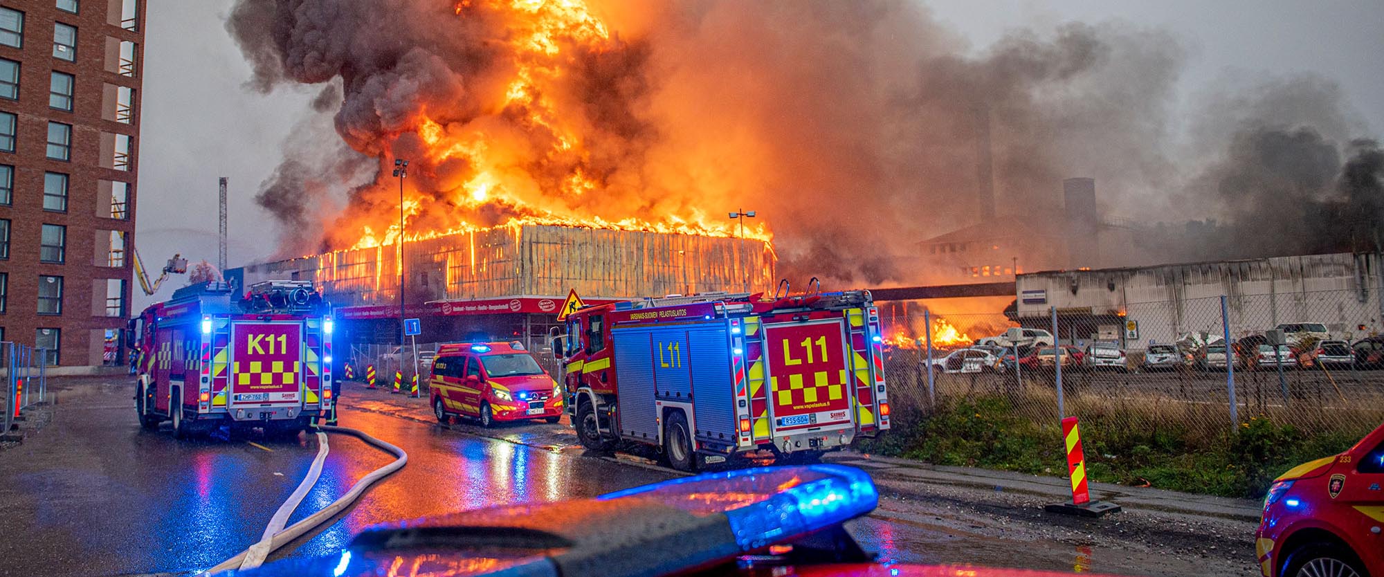 Suuri rakennuspalo Turussa. Pelastuslaitos sammuttaa valtavaa tulipaloa.