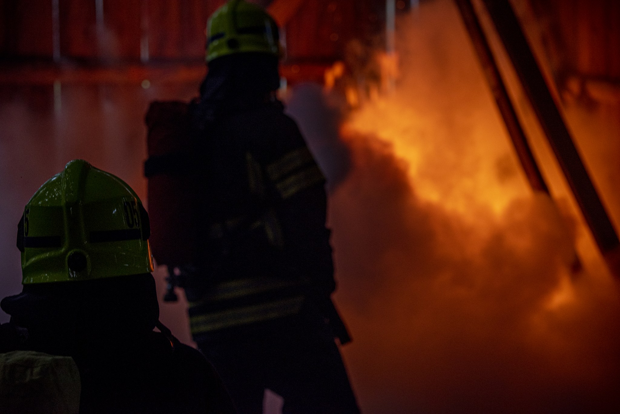 Palomies sammuttaa palavaa metsää. Savua on joka puolella.