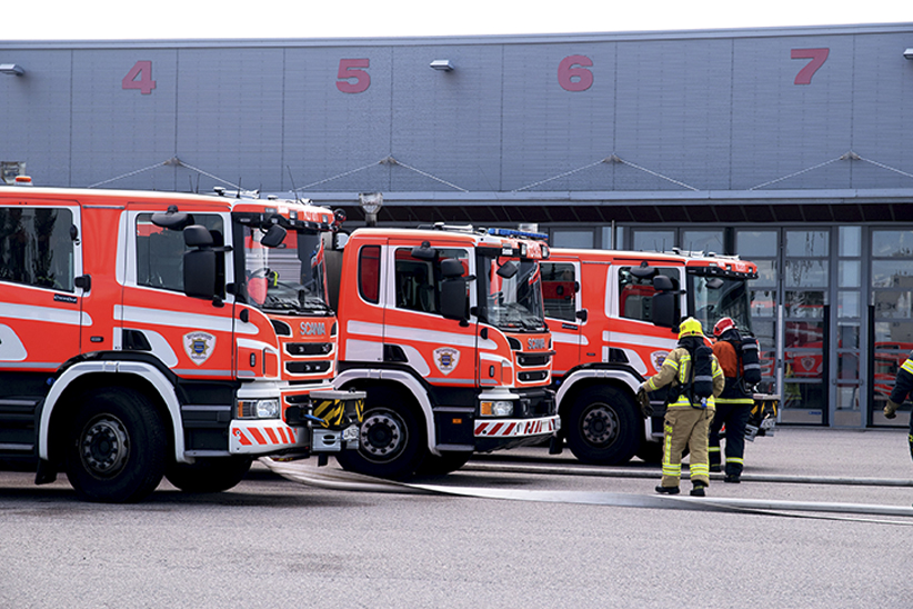 Paloautoja paloaseman pihalla.