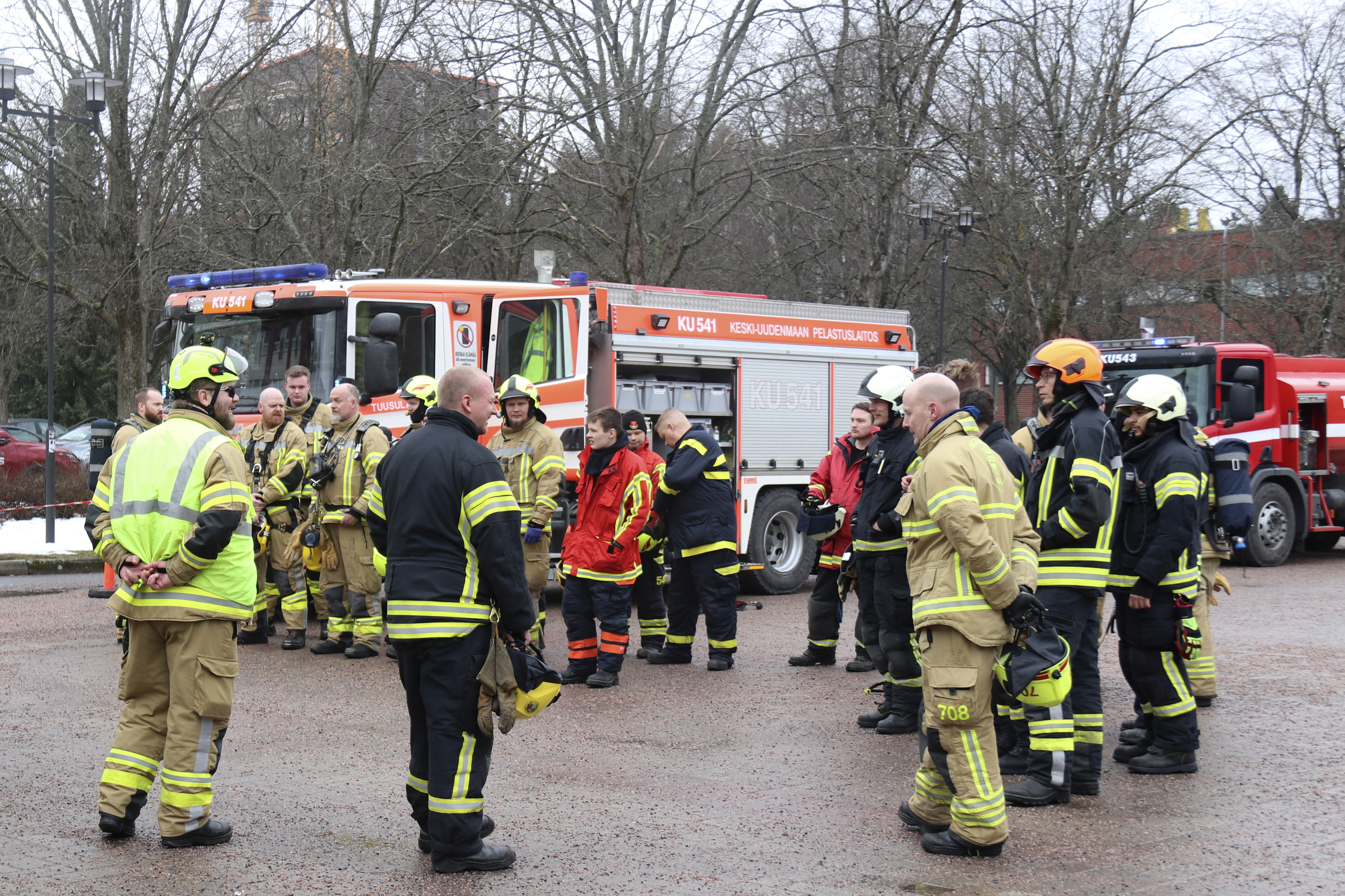 Sopimuspalokuntalaisia seisoo paloauton edessä.